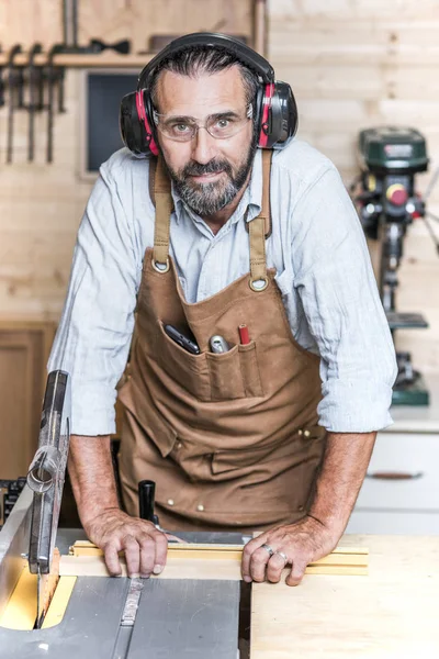 Retrato Carpinteiro Mesa Serra Oficina — Fotografia de Stock