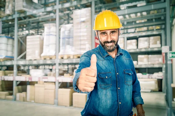 Lächelnder Kaukasischer Handwerker Lager — Stockfoto