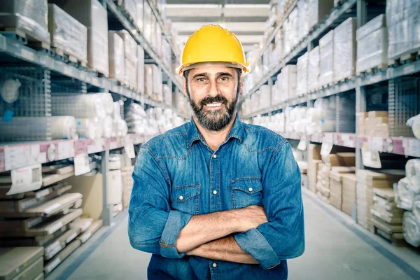 Portrait Worker Crossed Arms Warehouse — Stock Photo, Image