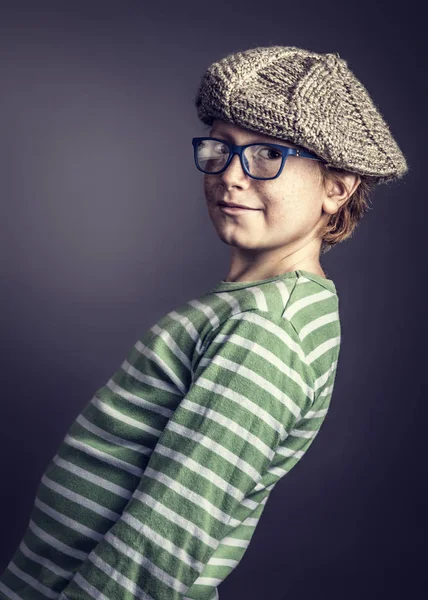 戴眼镜和帽子工作室肖像的年轻男孩 — 图库照片