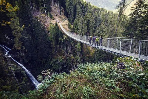 Люди Подвешенном Мосту Долине Рабби Итальянские Альпы — стоковое фото