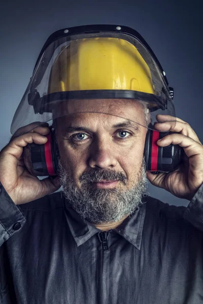 Portret Van Kaukasische Arbeider Met Bescherming Kleren — Stockfoto