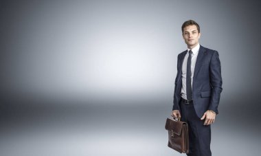 El çantası portre ile kendine güvenen iş adamı