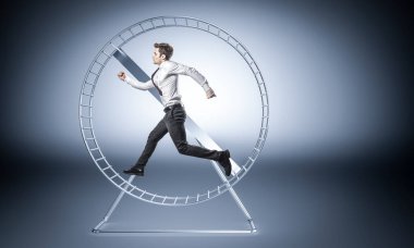 genç işadamı büyük hamster wheele çalıştırmak