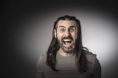stresli uzun saçlı adam portresi stüdyo