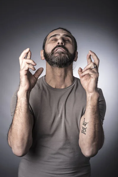 Portret Van Kaukasische Man Kruising Vinger Met Gesloten Ogen — Stockfoto