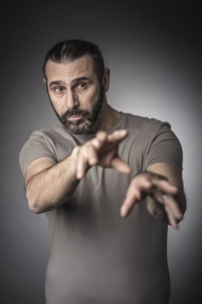 Hombre Disfruta Jugando Mago Durante Hechizo Estudio Disparo — Foto de Stock