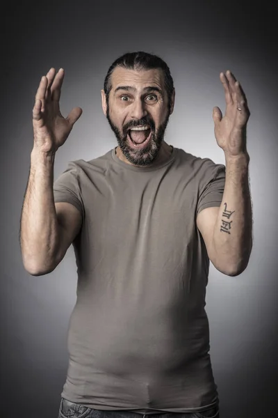 Retrato Hombre Sorprendido Estudio Tiro Fondo Gris — Foto de Stock