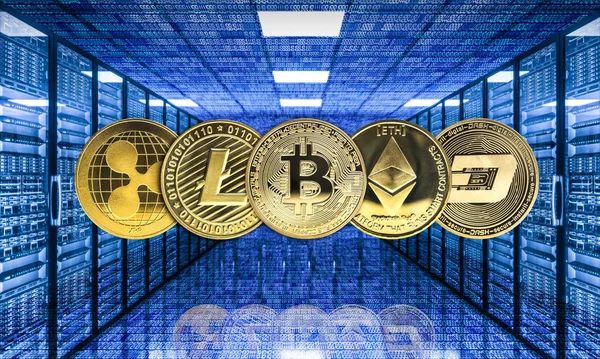 Gambar Dari Pusat Data Dan Koin Mata Uang Kripto Emas — Stok Foto