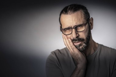 gözlük ve diş ağrısı olan adam portresi