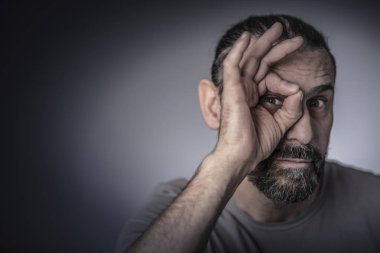 parmağını tarafından yapılan düşünce daire bak dostum