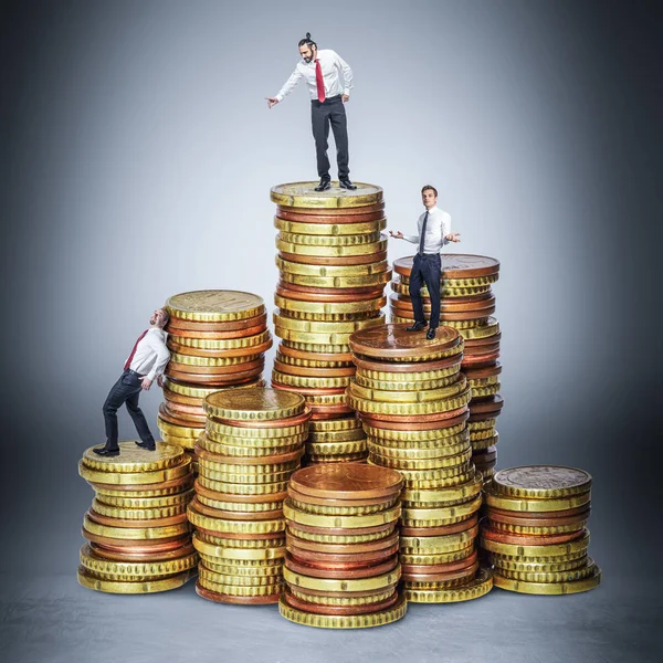 Бизнесмены Стоят Пачке Золотых Монет Бизнес Концепция Затрат — стоковое фото