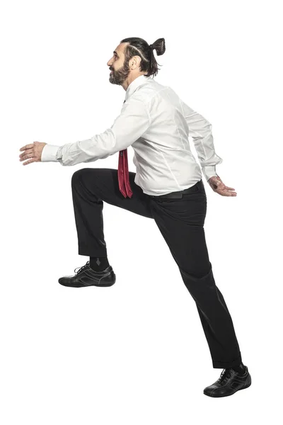 Hombre Negocios Barbudo Posando Subiendo Las Escaleras Aislado Sobre Fondo — Foto de Stock