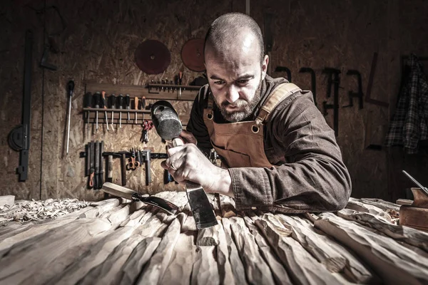 Portrait Menuisier Travail Avec Marteau Gouge — Photo