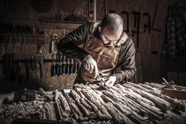 Carpinteiro Caucasiano Esculpir Madeira Sua Oficina — Fotografia de Stock