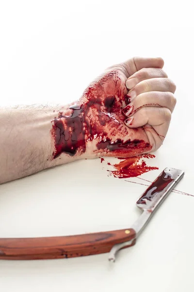 血淋淋的手腕和肮脏的剃须刀的细节 自杀的概念 — 图库照片