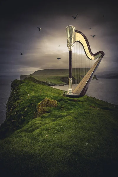 Harpa Dourada Penhasco Verde Imagem Renderização — Fotografia de Stock