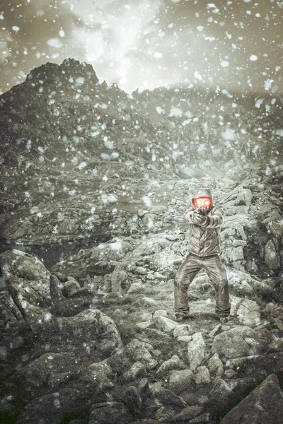 Homem Com Arma Máscara Gás Lugar Montanhoso — Fotografia de Stock