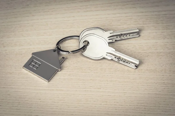 Keys and keychains on wood — Stock Photo, Image