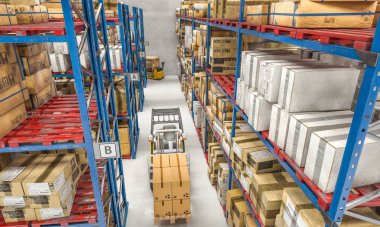 Deponun iş yerinde forklift 