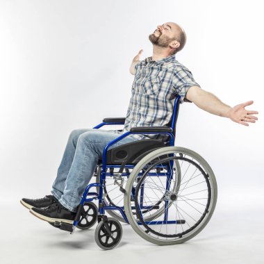 tekerlekli sandalyede adam