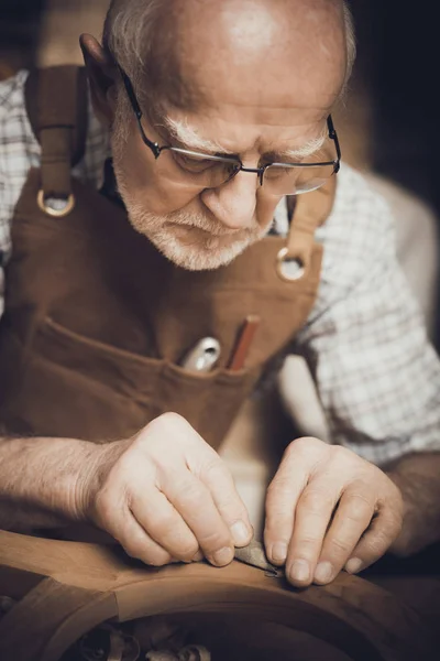 Παλιά ξυλουργός στην εργασία — Φωτογραφία Αρχείου