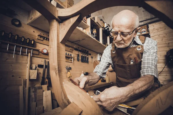 Παλιά ξυλουργός στην εργασία — Φωτογραφία Αρχείου