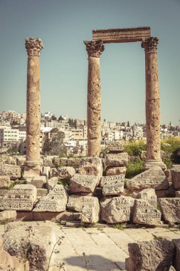 Amman kalesindeki antik sütunlar