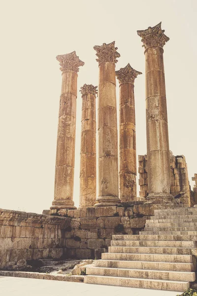 Amman kalesindeki antik sütunlar. — Stok fotoğraf