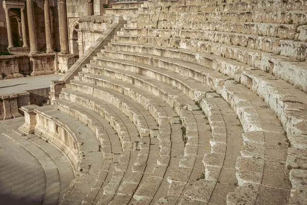 Oude amfitheater in de citadel van Amman. — Stockfoto