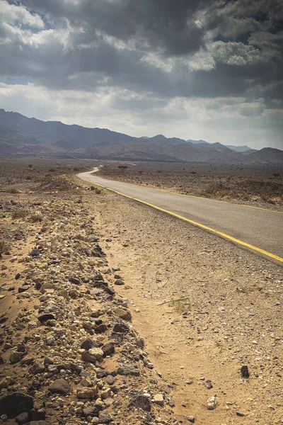 Дорога в пустелі Йорданської, Ваді Рам. — стокове фото