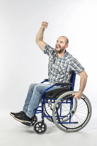 Hombre discapacitado en silla de ruedas con brazo levantado — Foto de Stock