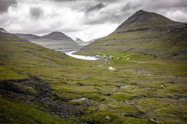 Faroe Adaları'nda peyzaj doğası, bir göl e yakın köy.