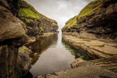Faroe I Gjogv kayalıkları arasında ünlü liman görünümü
