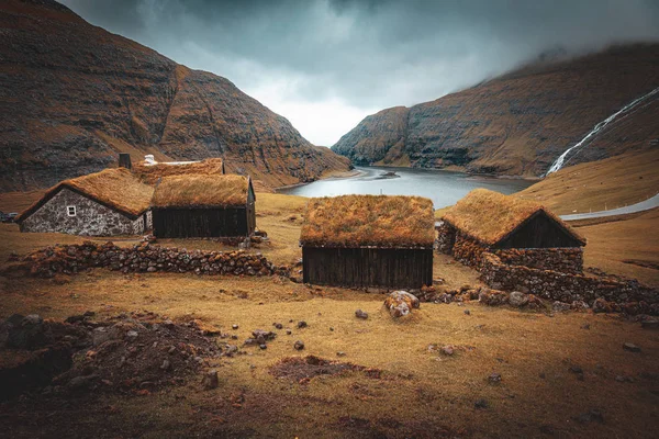 Casas com telhados de grama em Saksun nas Ilhas Faroé . — Fotografia de Stock