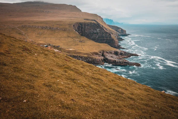 Kayalıklar ve Mykines adasında köy, Faroe. — Stok fotoğraf