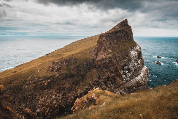 Acantilados y el pueblo en la isla de Mykines, Faroe . — Foto de Stock