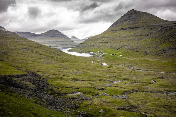Landschaft Natur auf den Färöer-Inseln, Dorf in der Nähe eines Sees. — Stockfoto