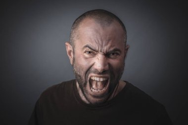 Çığlık atan öfkeli bir adamın portresi. 