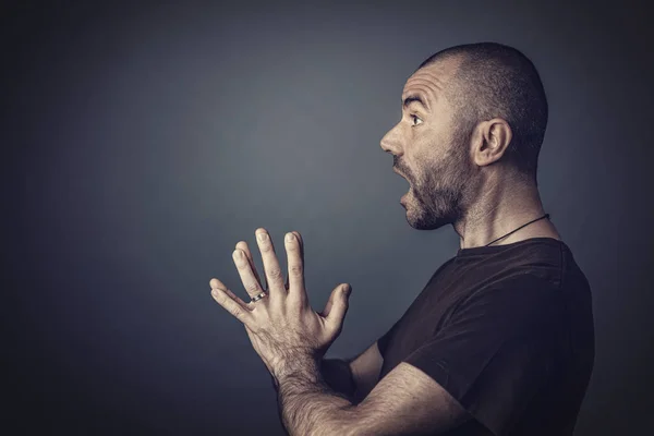 Studio portrait of man with short hair and surprised expression — Stock Photo, Image