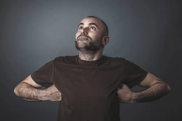 Humorvolles Porträt eines Kaukasiers, der nach oben blickt — Stockfoto