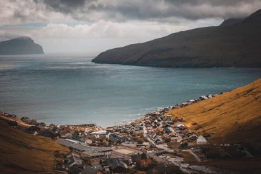 Faroe Adaları'ndaki Tjornuvik köyünün tipik görünümü. 