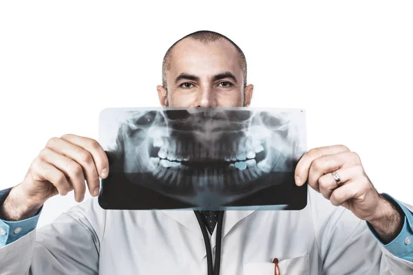 Retrato engraçado de um médico dentista segurando um raio-x panorâmico — Fotografia de Stock