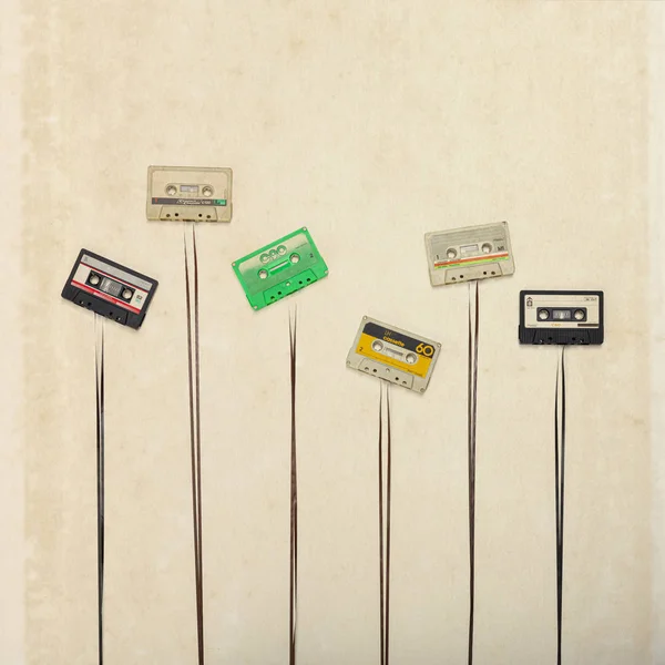 Cassettes audio vintage avec ruban abstrait pour former une corde . — Photo