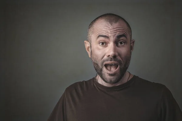 Retrato de estúdio do homem com expressão surpresa . — Fotografia de Stock