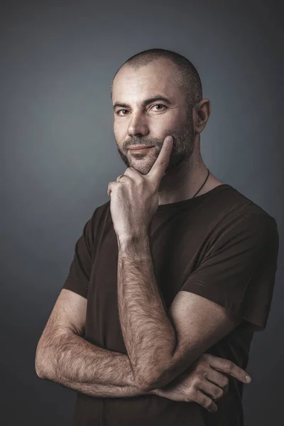 Portrait d'homme caucasien à la barbe courte et à la tête — Photo