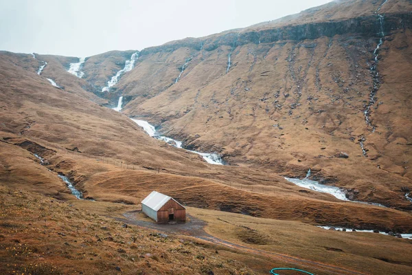 Montagnes et cascades dans une zone rurale de Xothe Faroe — Photo