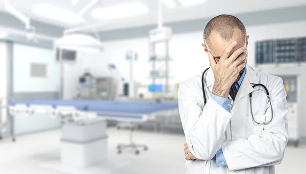 Portret van een beklemtoonde arts in een ziekenhuis — Stockfoto