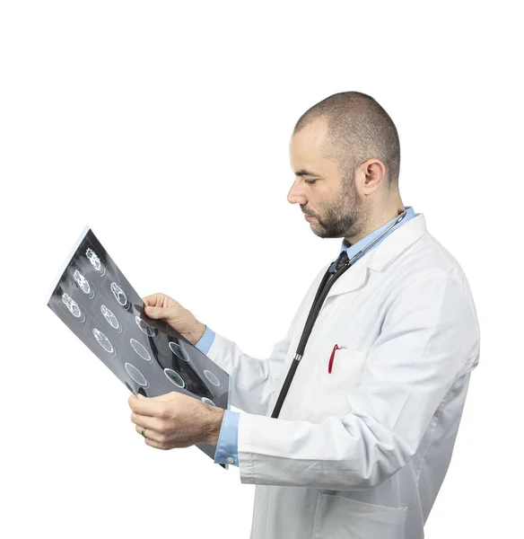 Médico caucásico con vestido aislado en blanco sosteniendo una radiografía . —  Fotos de Stock