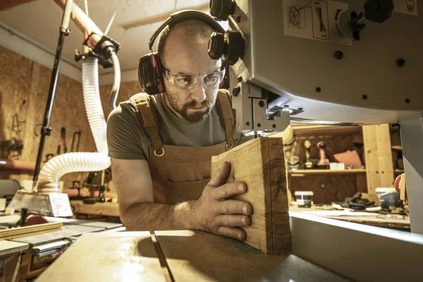一个木匠的肖像在他的木工车间使用巴 — 图库照片